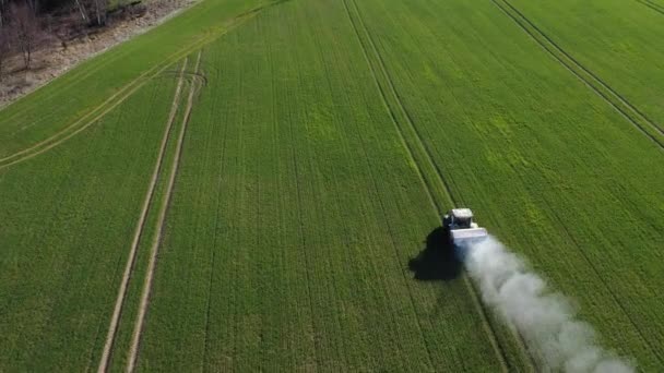 Tractor Propagación Fertilizantes Campo Cultivo Primavera Vista Aérea — Vídeo de stock