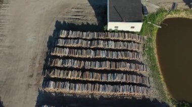 Sanayi odunları kereste deposunda, hava manzaralı.