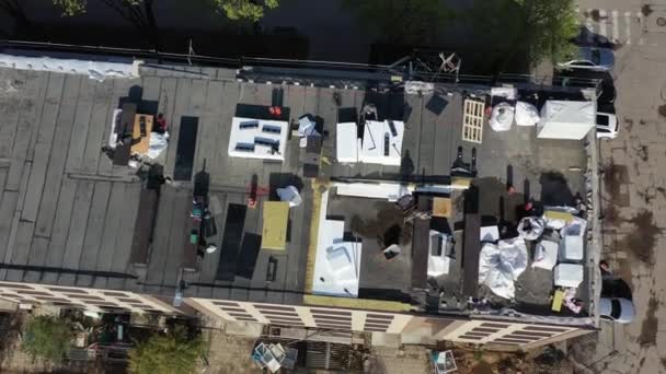 Werknemers Isoleren Oude Flat House Dak Met Polystyreen Drone Vliegen — Stockvideo