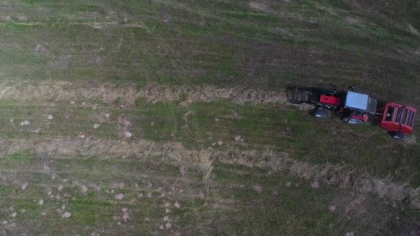 Сельскохозяйственный Трактор Использует Прицепную Рулонную Машину Сбора Сена Луга Воздуха — стоковое видео
