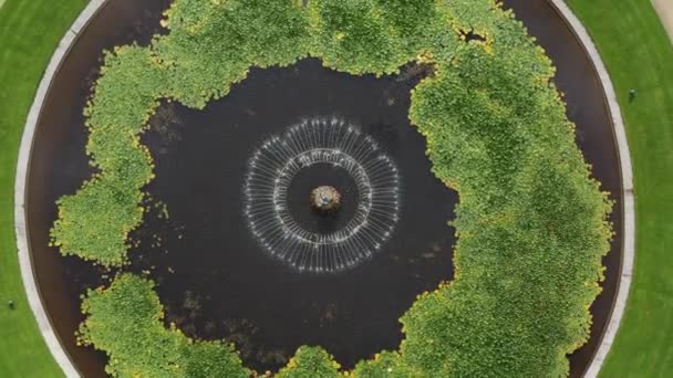 无人机从老庄园公园的历史喷泉上方飞过 俯瞰天空 — 图库视频影像