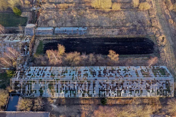 Abandonadas ruínas de efeito estufa industrial abandonadas no outono, aéreas — Fotografia de Stock