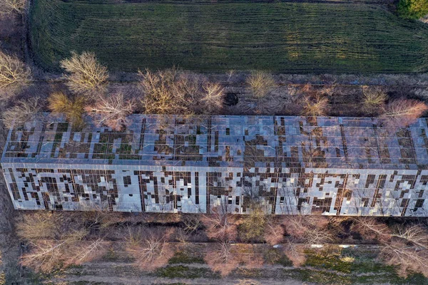 Ruinas abandonadas de invernadero industrial abandonadas en otoño, aéreas — Foto de Stock