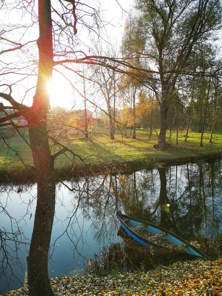 秋の朝の日の出と木製の漁船と美しい川 — ストック写真