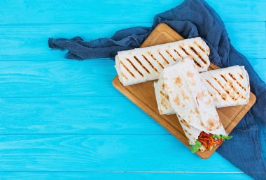 Lezzetli shawarma sandviç ahşap arka plan üzerinde