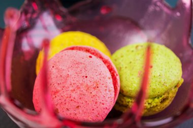 Şekerli tatlı ve ahşap zemin üzerine karamel kabın içinde macaron