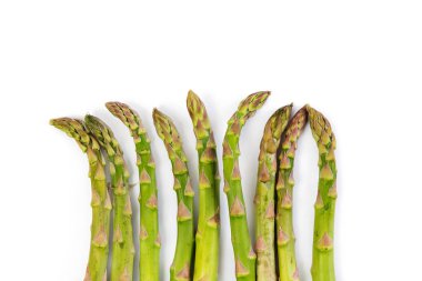 Beyaz arkaplanda taze kuşkonmaz izole edildi