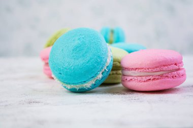 Ahşap arka plan üzerinde renkli macaron lezzetli kek