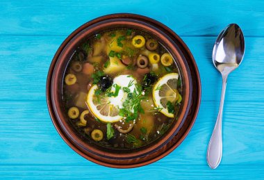 Ahşap zemin üzerine ekşi krema ile Rus çorbası solyanka