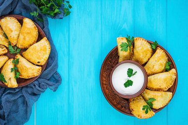 Empanadas ahşap arka plan üzerinde pişmiş Delicious