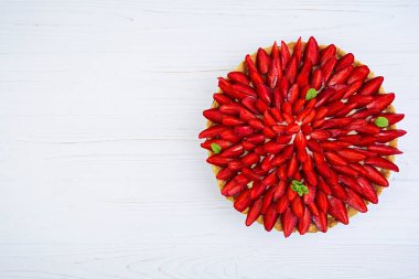 Ahşap arka plan üzerinde çilek ile lezzetli tart