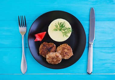 Ahşap zemin üzerine beşamel sos ile patates püresi