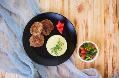 Ahşap zemin üzerine beşamel sos ile patates püresi