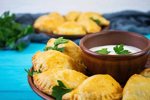 Empanadas ahşap arka plan üzerinde pişmiş Delicious