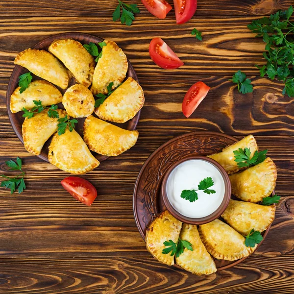 Empanadas ahşap arka plan üzerinde pişmiş Delicious