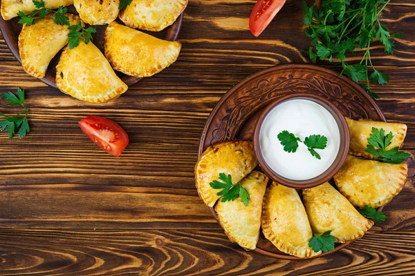 Empanadas ahşap arka plan üzerinde pişmiş Delicious