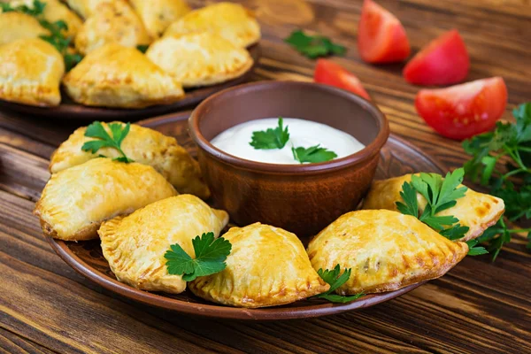 Empanadas ahşap arka plan üzerinde pişmiş Delicious