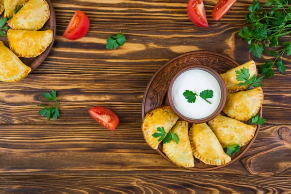 Empanadas ahşap arka plan üzerinde pişmiş Delicious