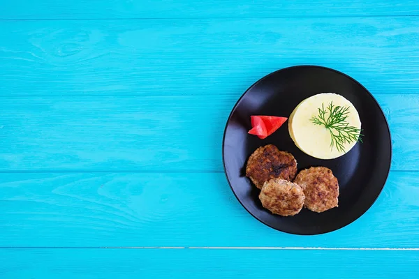 Ahşap zemin üzerine beşamel sos ile patates püresi