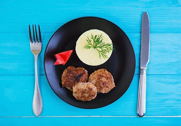 Ahşap zemin üzerine beşamel sos ile patates püresi