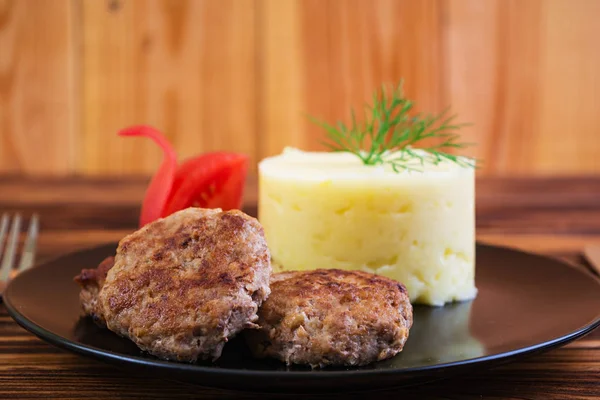 Ahşap zemin üzerine beşamel sos ile patates püresi