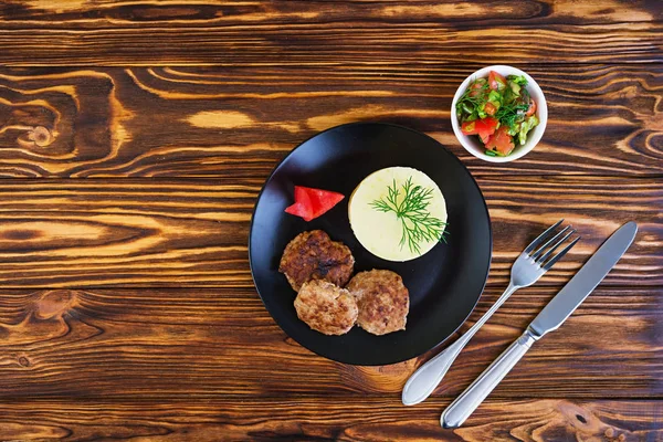 Ahşap zemin üzerine beşamel sos ile patates püresi