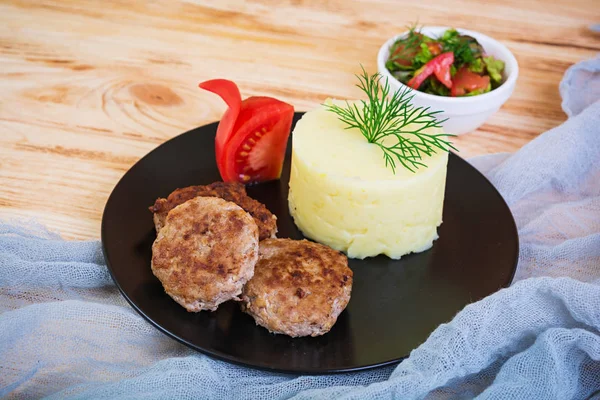 Ahşap zemin üzerine beşamel sos ile patates püresi