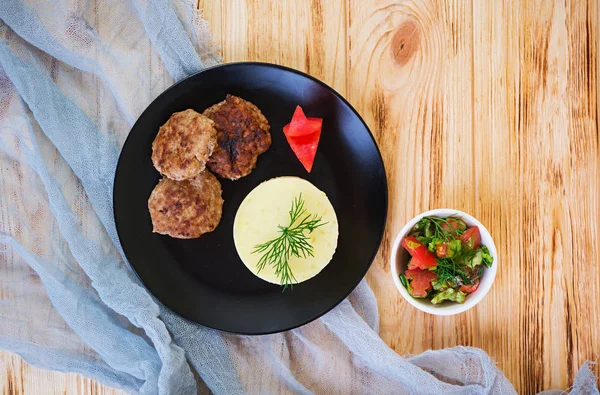 Ahşap zemin üzerine beşamel sos ile patates püresi