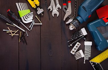 Ahşap rustik arka plan üzerinde çalışma araçları. Üstten Görünüm. Kopya alanı