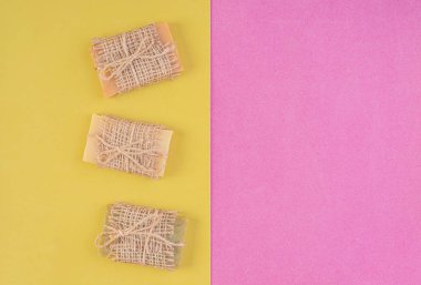 El sabun barlar üzerinde pembe-sarı arka plan yaptı. Üstten Görünüm. Mockup tasarım için