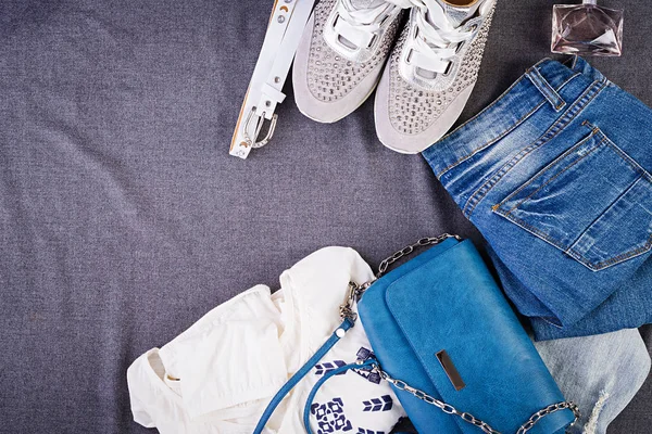 Roupas Femininas Acessórios Calçados Blusa Azul Jeans Sapatos Terracota Bolsa — Fotografia de Stock