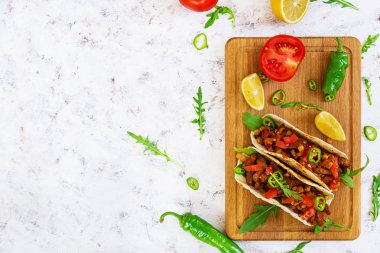 Domates soslu dana eti ile Meksika tacos
