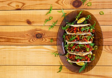 Domates soslu dana eti ile Meksika tacos