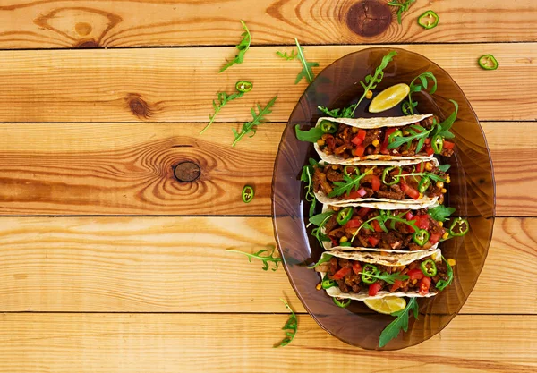 Domates soslu dana eti ile Meksika tacos