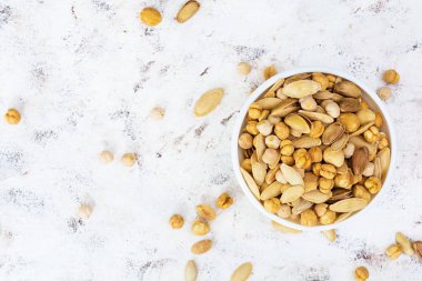 Koyu arka plan üzerinde fındık çeşitleri