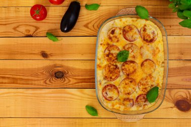 Patlıcan güveci. Ahşap arka plan üzerinde musakka