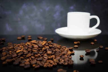 kahve ve koyu arka plan üzerinde kahve çekirdekleri