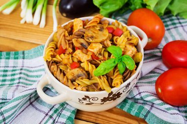 Ahşap arka plan üzerinde sebze soslu makarna