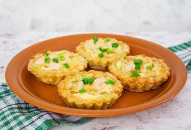 Tartlets tavuk ve beyaz arka plan üzerinde kabak