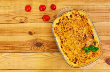 Klasik ahşap arka plan üzerinde bolognese soslu lazanya. Düz yatıyordu. Üstten Görünüm