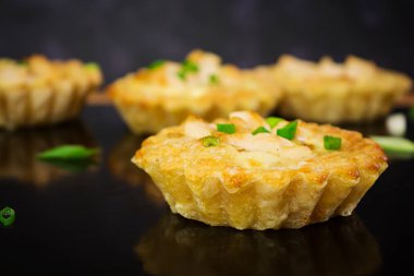 Tartlets tavuk ve kabak koyu arka plan üzerinde