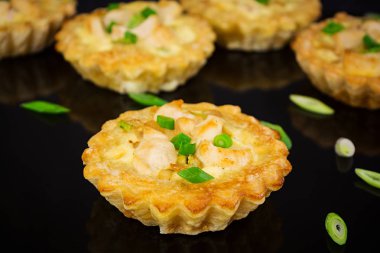 Tartlets tavuk ve kabak koyu arka plan üzerinde