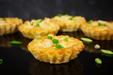 Tartlets tavuk ve kabak koyu arka plan üzerinde