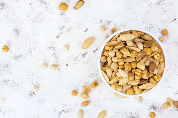 Koyu arka plan üzerinde fındık çeşitleri