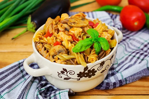 Ahşap arka plan üzerinde sebze soslu makarna