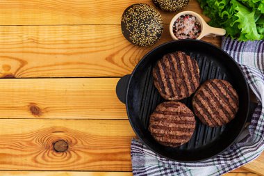 Hamburger için malzemeler. Izgarada pişmiş Dana eti