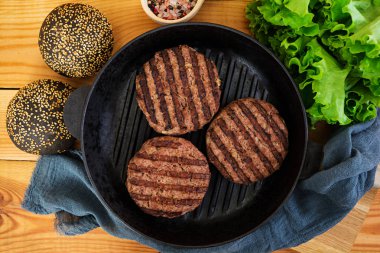 Hamburger için malzemeler. Izgarada pişmiş Dana eti