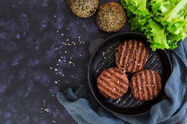 Hamburger için malzemeler. Izgarada pişmiş Dana eti