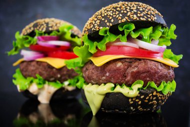 El yapımı burger koyu arka plan üzerinde. Lezzetli siyah burger