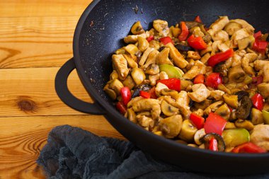 Wok içinde stir Fry tavuk, kabak ve biber